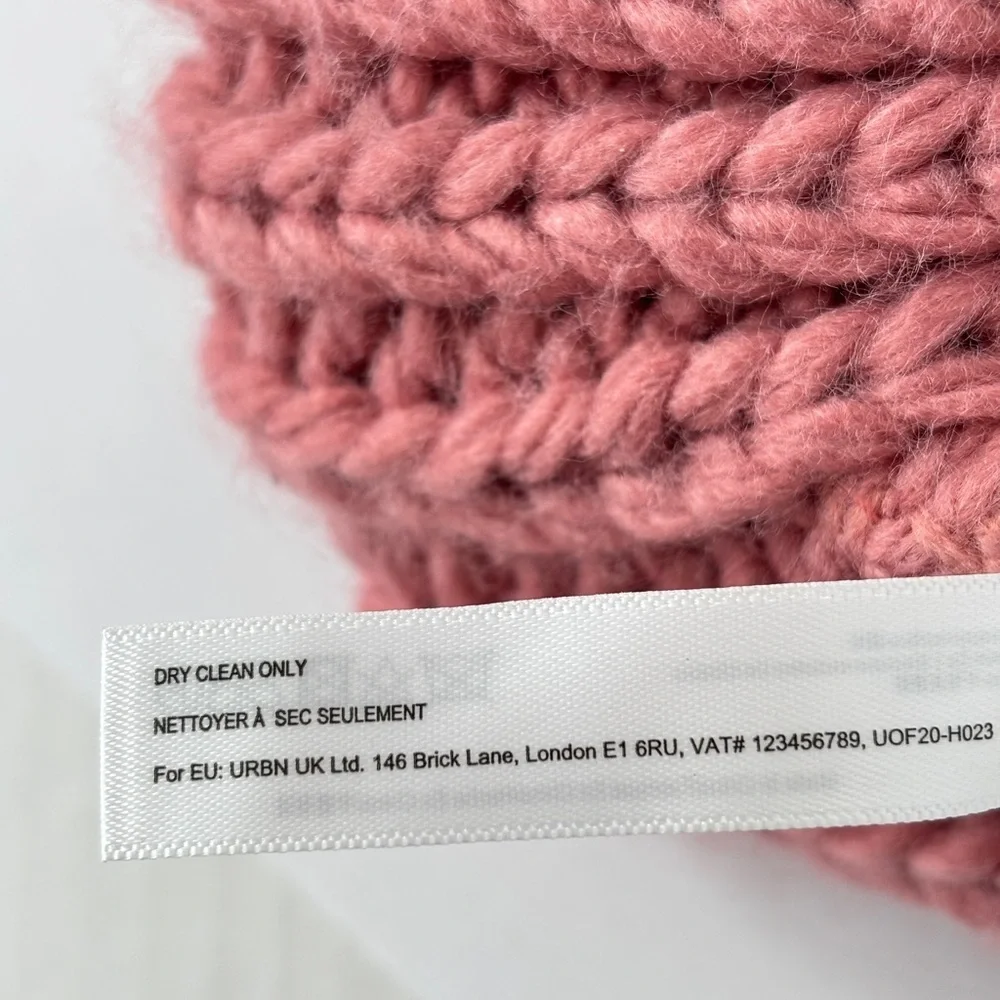 Urban Outfitters Beanie Hat Ribbed Knit Chunky Large Pom-Pom Pink Winer Cap Ski